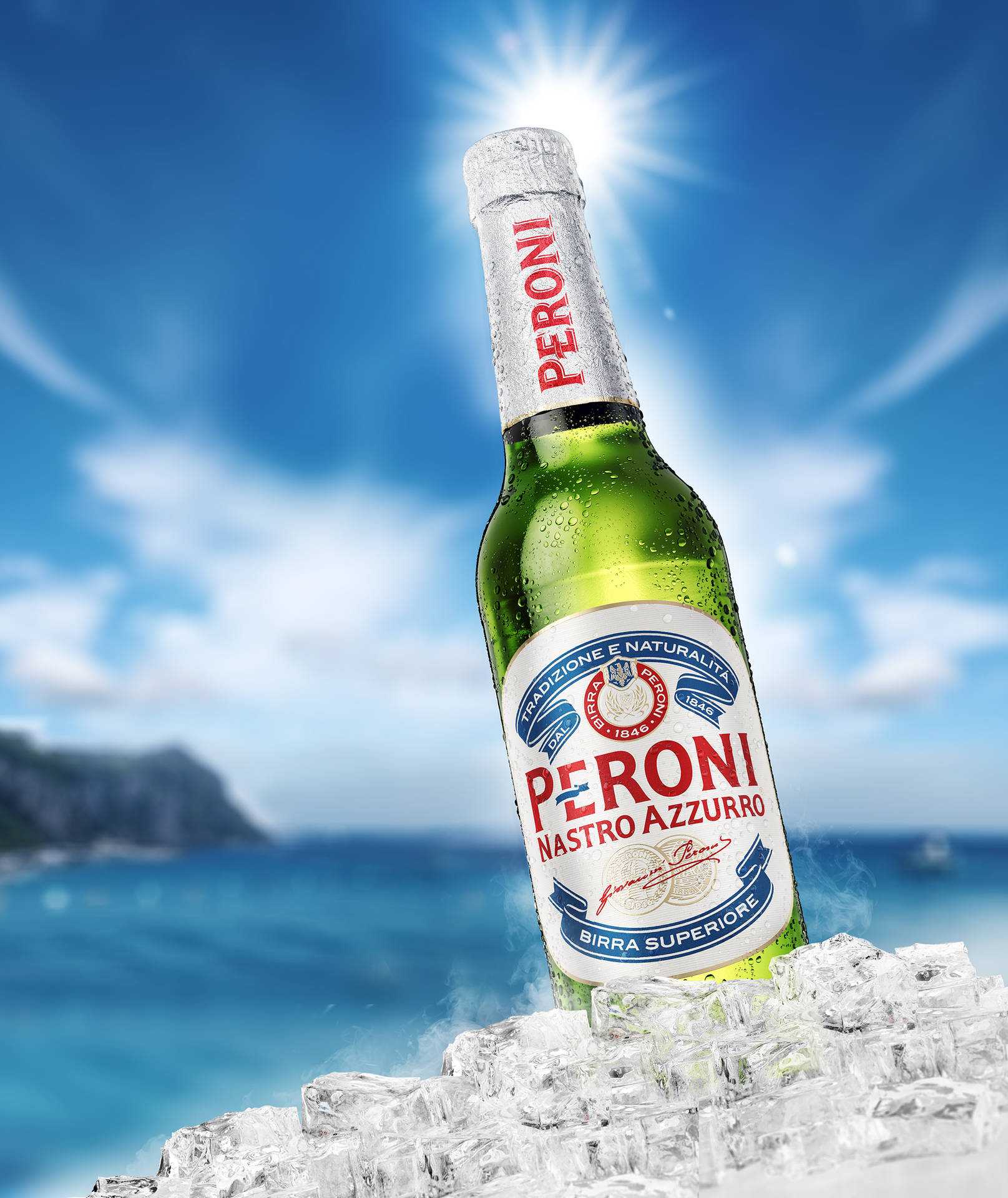 冰凍的Peroni啤酒瓶放在海邊的冰塊上，陽光明媚。