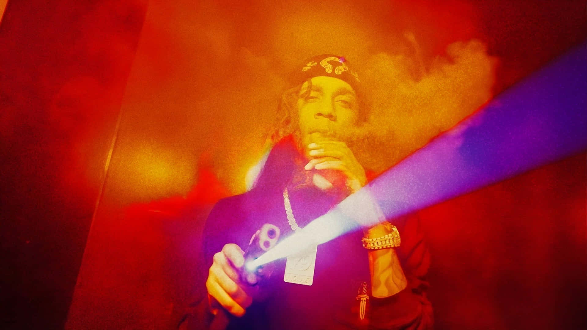  壁紙 — 一個人在昏暗的紅色房間中呼出煙霧，同時手持一個發光物體，被鮮豔的紫色光束照亮。