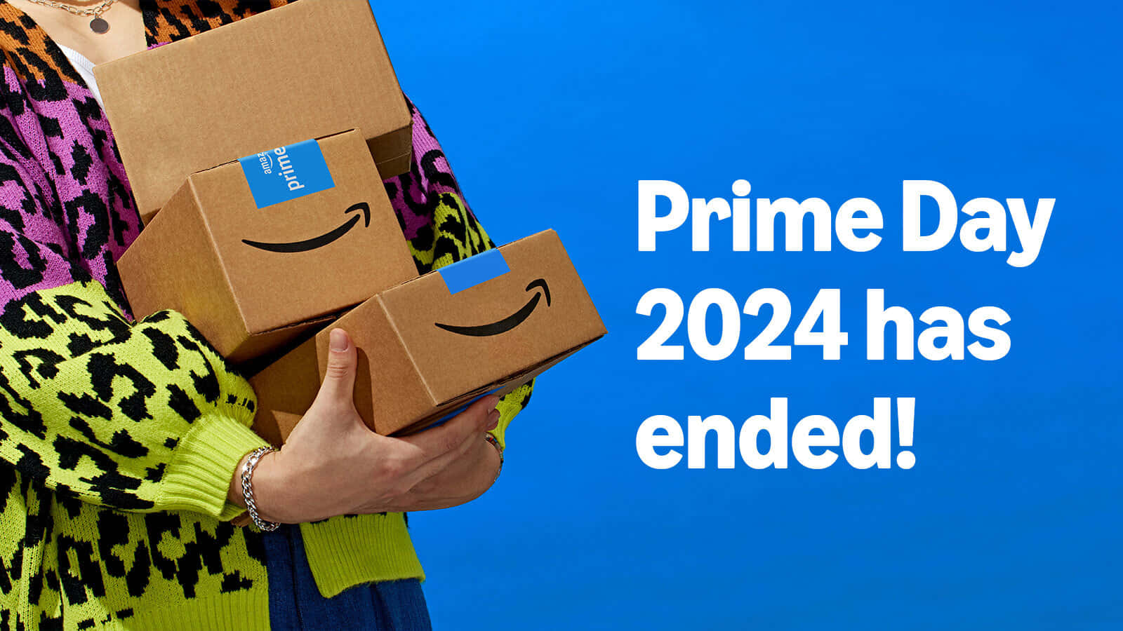  壁紙 — 一個人穿著鮮豔的豹紋毛衣，手持多個Amazon Prime盒子，背景為大膽的藍色，白色文字宣佈Prime Day 2024已經結束。