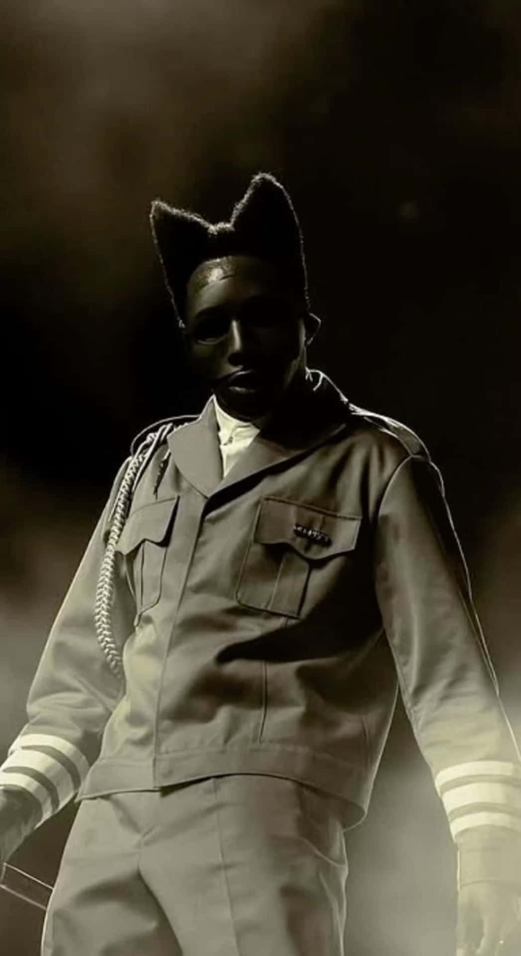  壁紙 — 一個穿著軍裝風格制服、戴著貓耳的人，站在煙霧瀰漫的昏暗燈光下，帶有戲劇性的陰影。