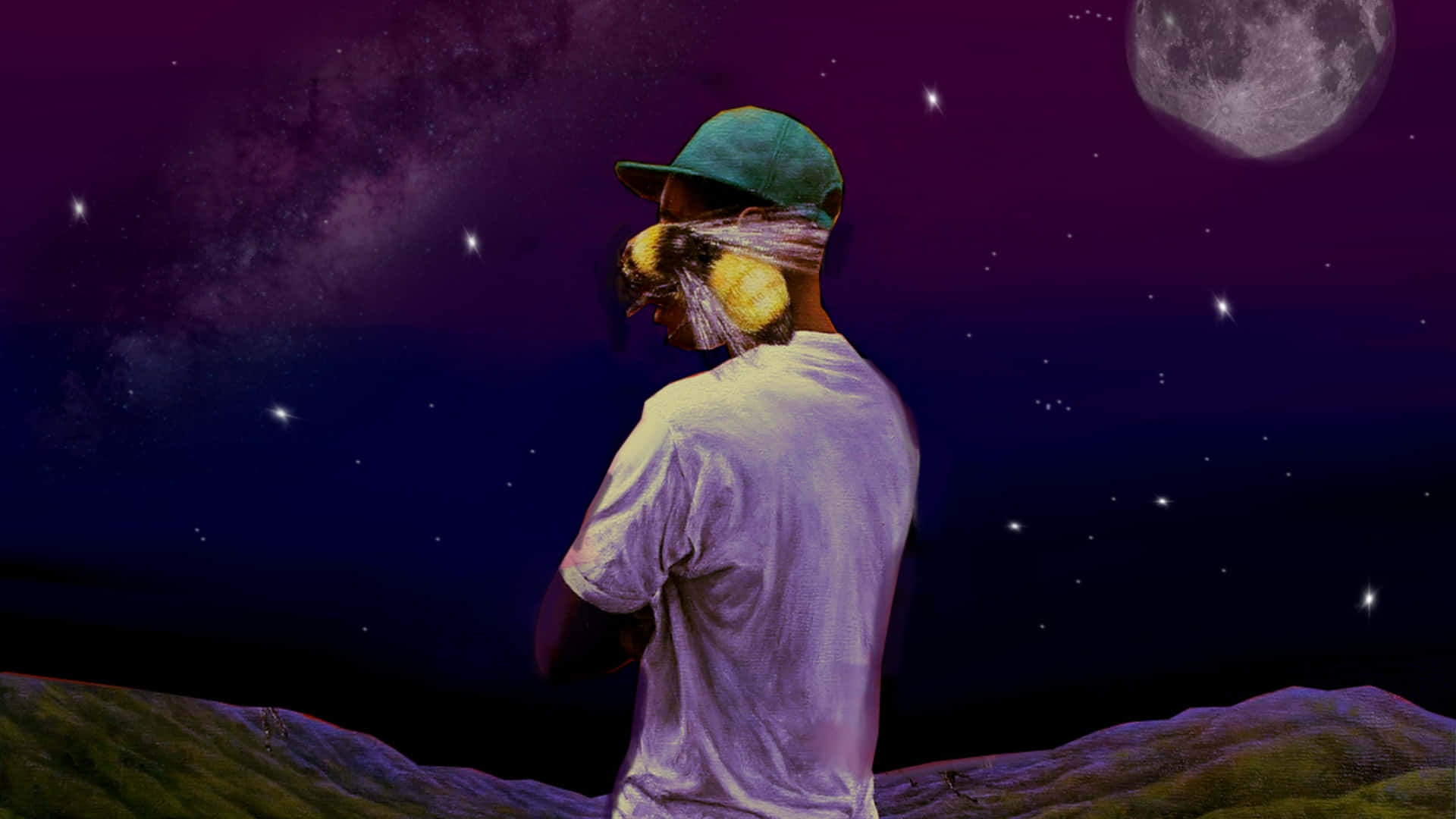  壁紙 — 一個人戴著綠色帽子和耳機站在山丘上，凝視著繁星點點的紫色夜空，有一輪大月亮。