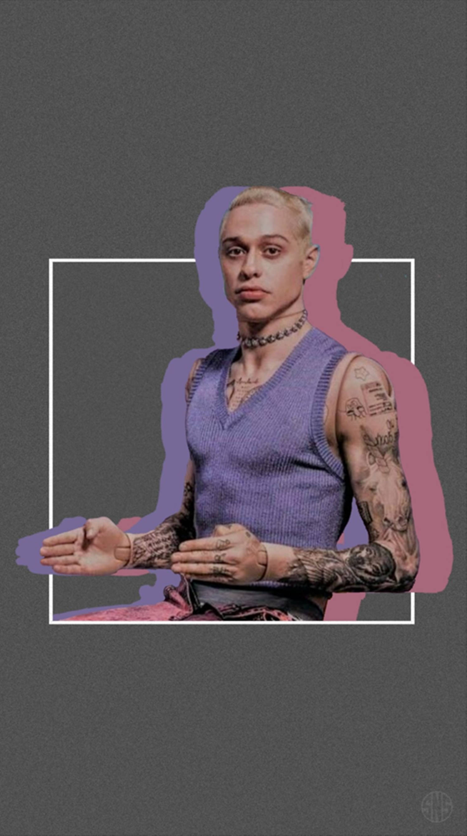 Pete Davidson Ns Celebs 照片拍攝 壁紙 — 一個有紋身和金色頭髮的人穿著紫色背心，背景為深灰色，帶有白色邊框和紫粉紅色剪影。