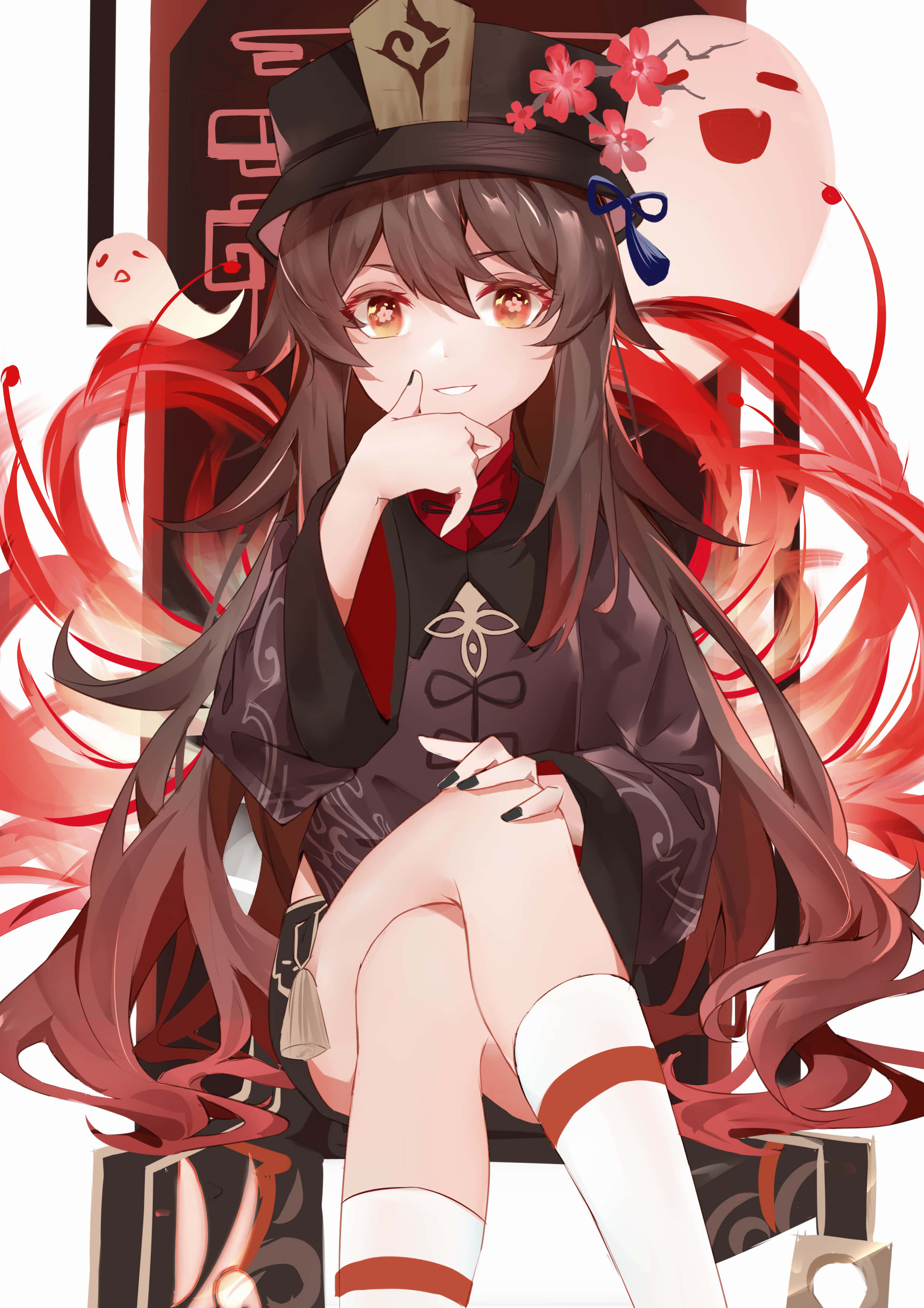 沉思胡桃PFP 壁紙 — 一個開朗的動漫女孩，長長的紅髮，戴著一頂飾有櫻花的黑色帽子，優雅地坐著，表情俏皮。