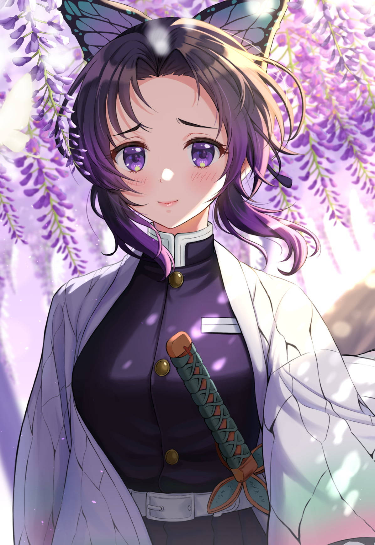 《鬼滅之刃》制服數位藝術雛鶴PFP 壁紙 — 一個開心的動漫女孩，紫色頭髮和蝴蝶耳朵，在紫色紫藤花瀑布下微笑。