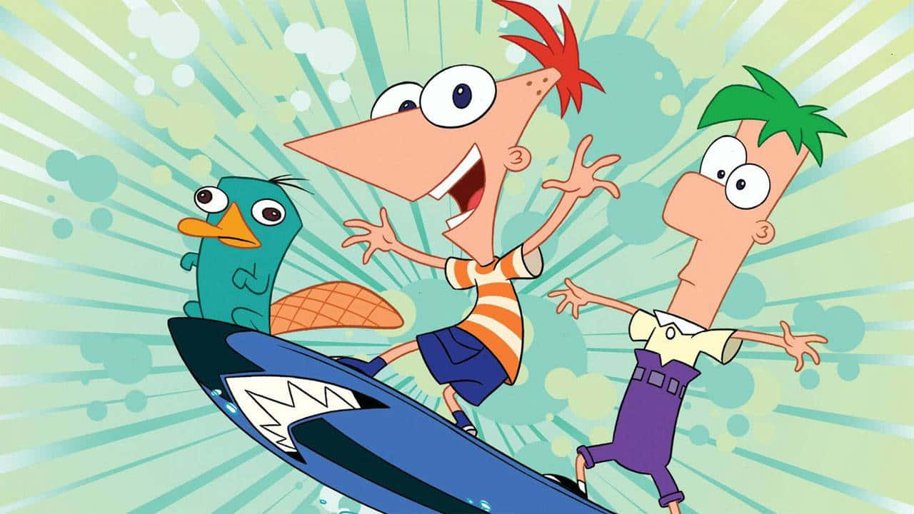 Phineas And Ferb 桌布 壁紙 — Phineas、Ferb 和鴨嘴獸 Perry 在充滿活力的綠色放射狀背景上，愉快地騎著鯊魚形狀的衝浪板。