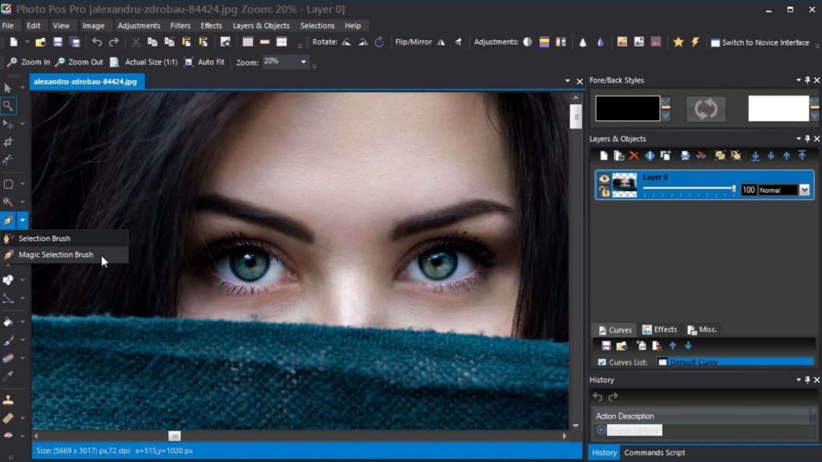 Editing 桌布 壁紙 — Photo Pos Pro 編輯介面內，女人強烈的綠色眼睛從青綠色布料上方窺視的特寫。