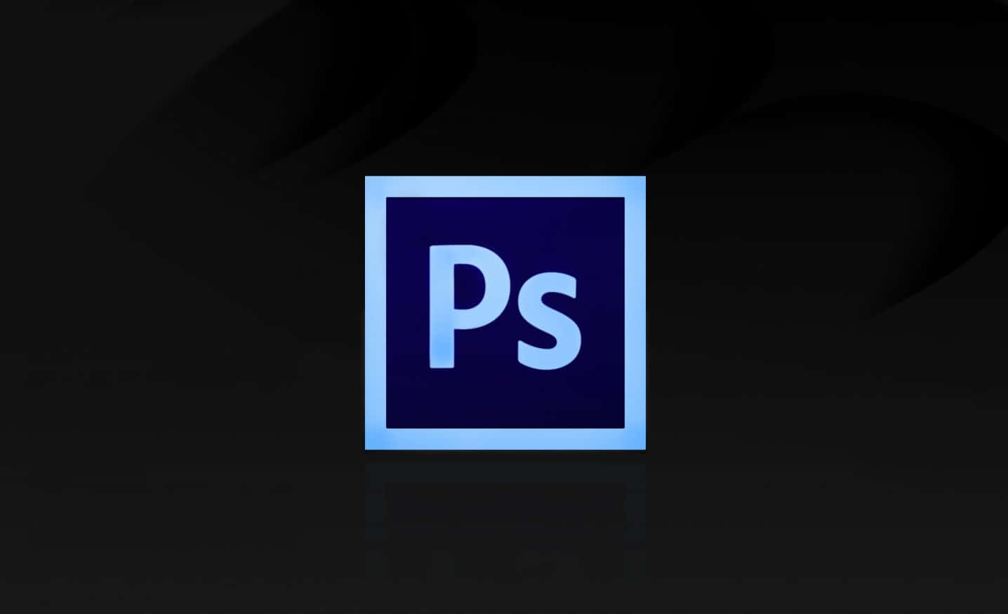 Photoshop 最簡 Adobe 圖形標誌 壁紙 — Adobe Photoshop 標誌在深色抽象背景上發出柔和藍光，帶有微妙的彎曲陰影。