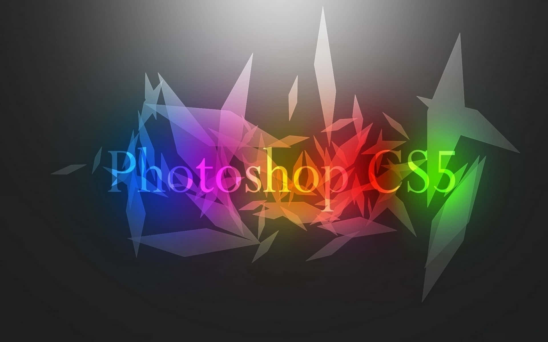 Photoshop CS5 多色標誌 壁紙 — 充滿活力的幾何碎片在黑暗漸變背景上，於發光的「Photoshop CS5」文字後方散發出彩虹色調。