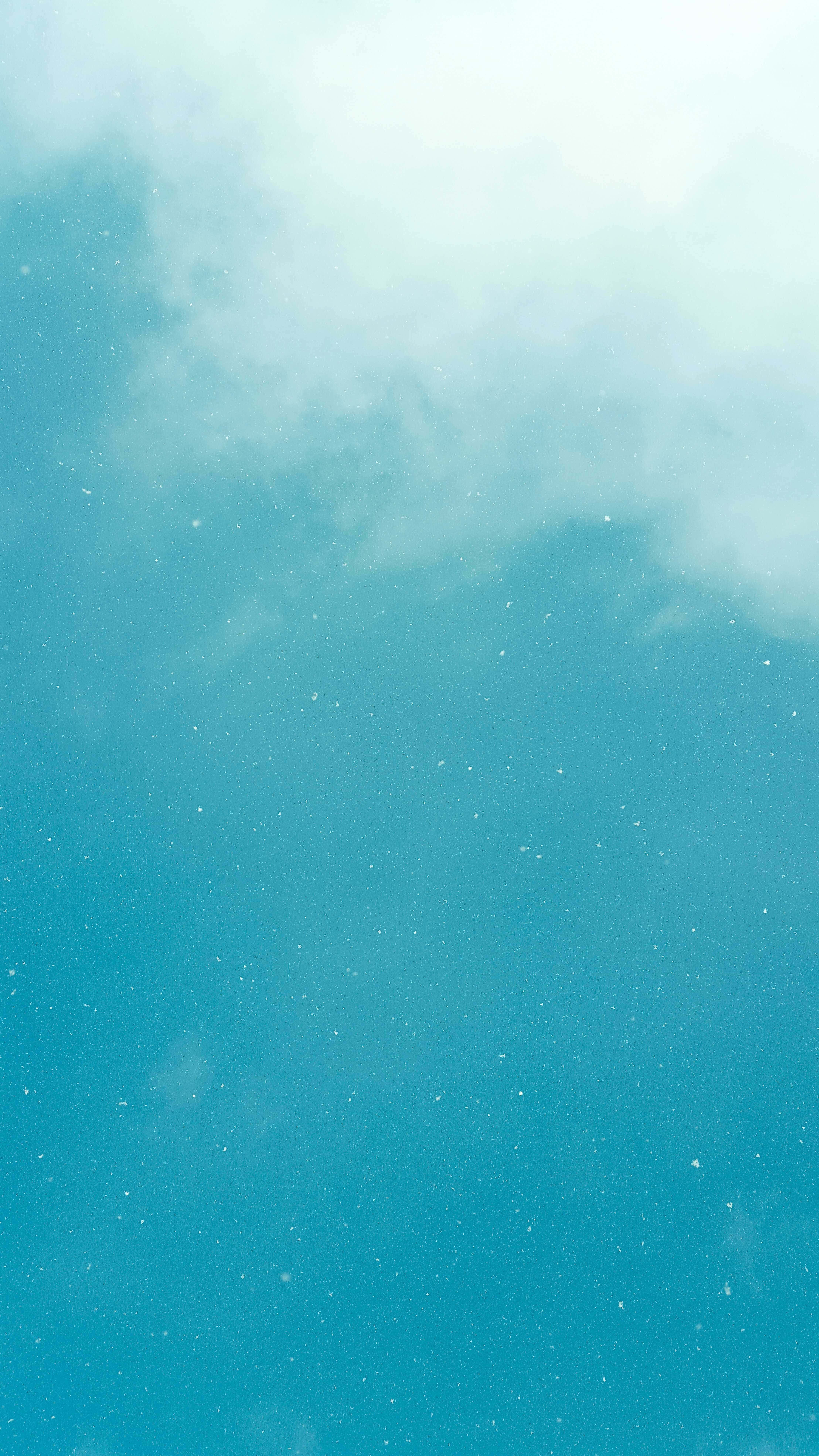 藍色系雲朵 Picsart 背景 壁紙 — 平靜的漸變天空從柔軟的白雲過渡到深藍綠色，散落著星狀斑點。