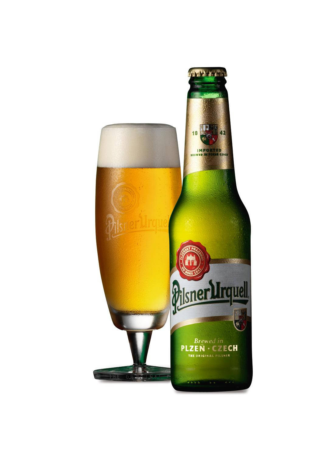 冰凍的 Pilsner Urquell 啤酒瓶和帶泡沫的玻璃杯，白色背景。