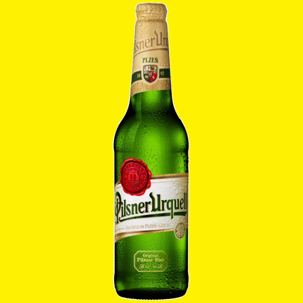 冰凍的綠色Pilsner Urquell啤酒瓶，帶有冷凝水，在黃色背景上。