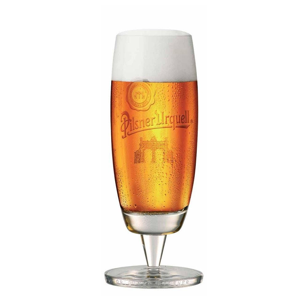 冰凍的Pilsner Urquell啤酒，盛載於有冷凝水珠和白色泡沫的品牌玻璃杯中。