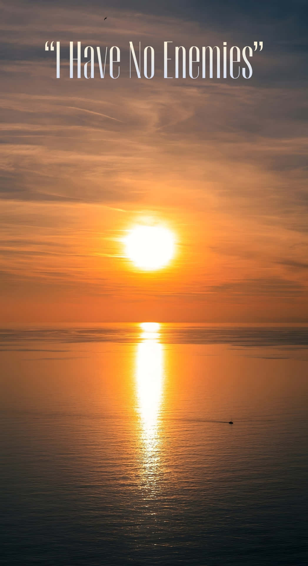  壁紙 — 平靜海面上的寧靜日落，明亮的太陽反射在水面上，遠處有一艘孤獨的小船。
