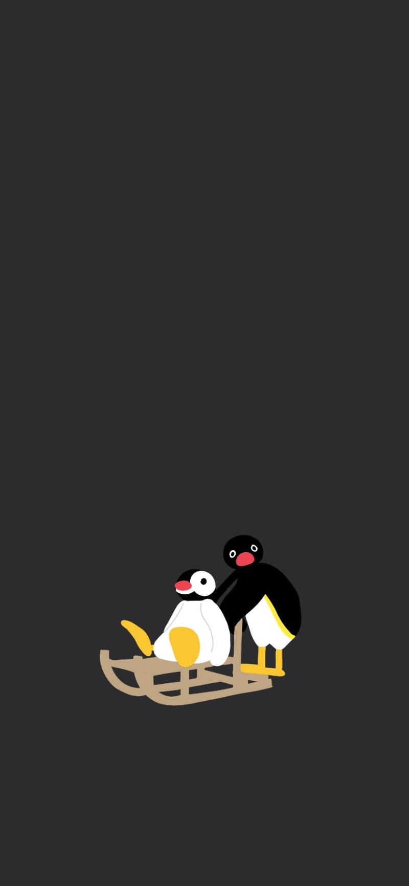 Pingu 與 Pinga 雪橇滑行 壁紙 — 兩隻卡通企鵝在純深灰色背景上乘坐木製雪橇。