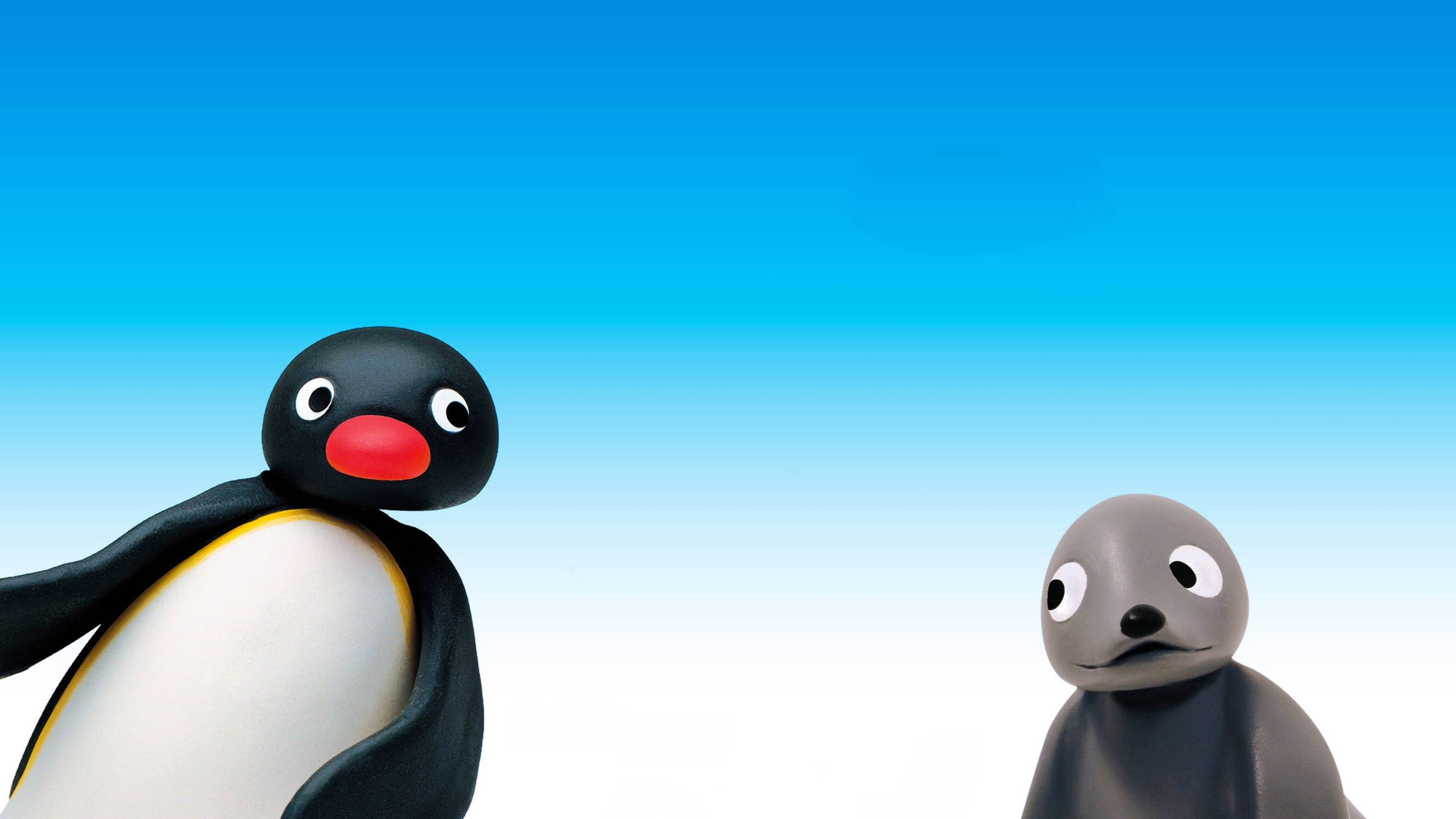 Pingu 與 Robby 壁紙 — 一隻迷人的定格動畫企鵝和海豹在漸變藍色天空背景下對峙。