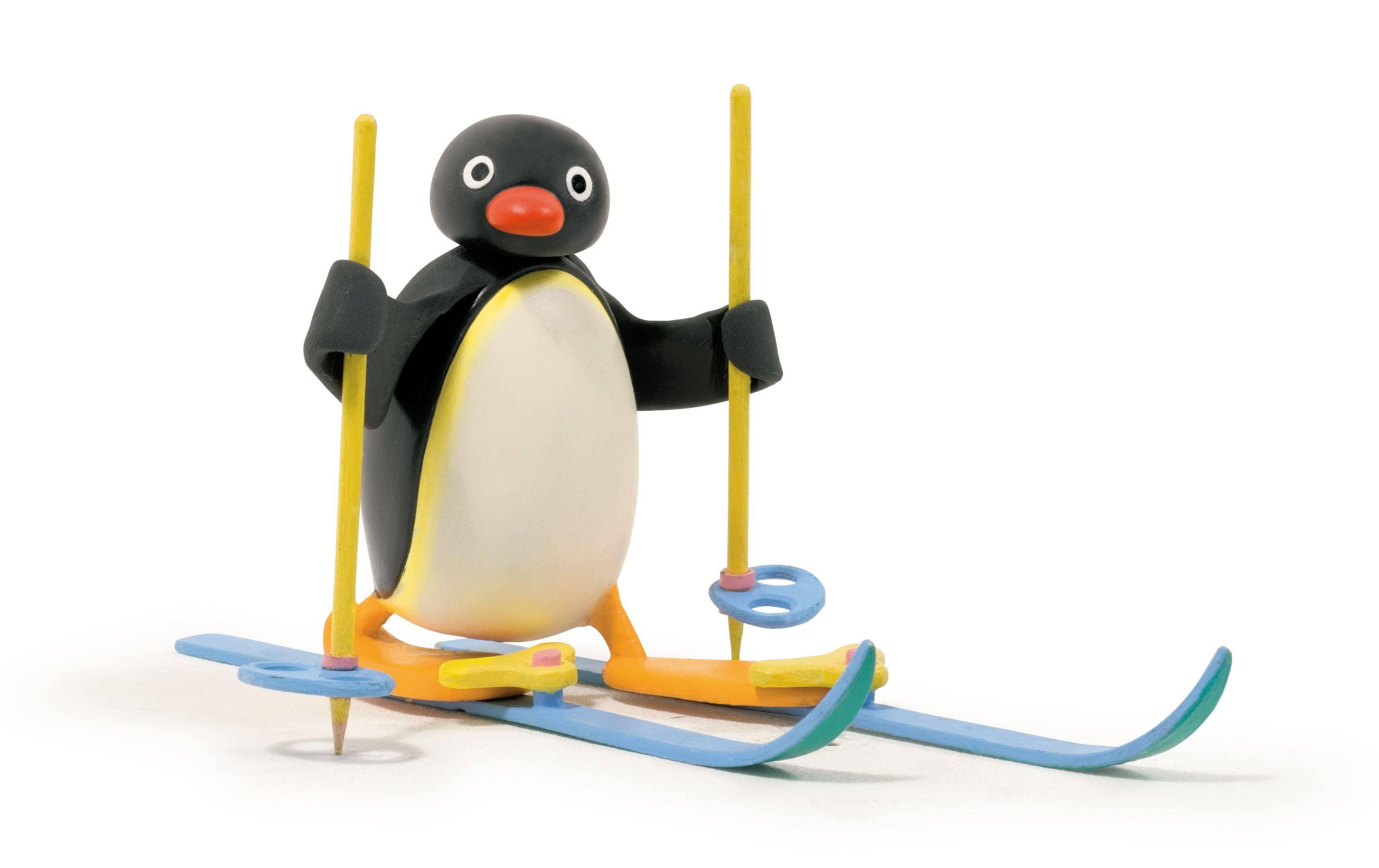 Pingu 雪上滑雪 壁紙 — 一個迷人的黏土動畫企鵝公仔站在色彩繽紛的滑雪板上，手持黃色滑雪杖，背景是純白色。