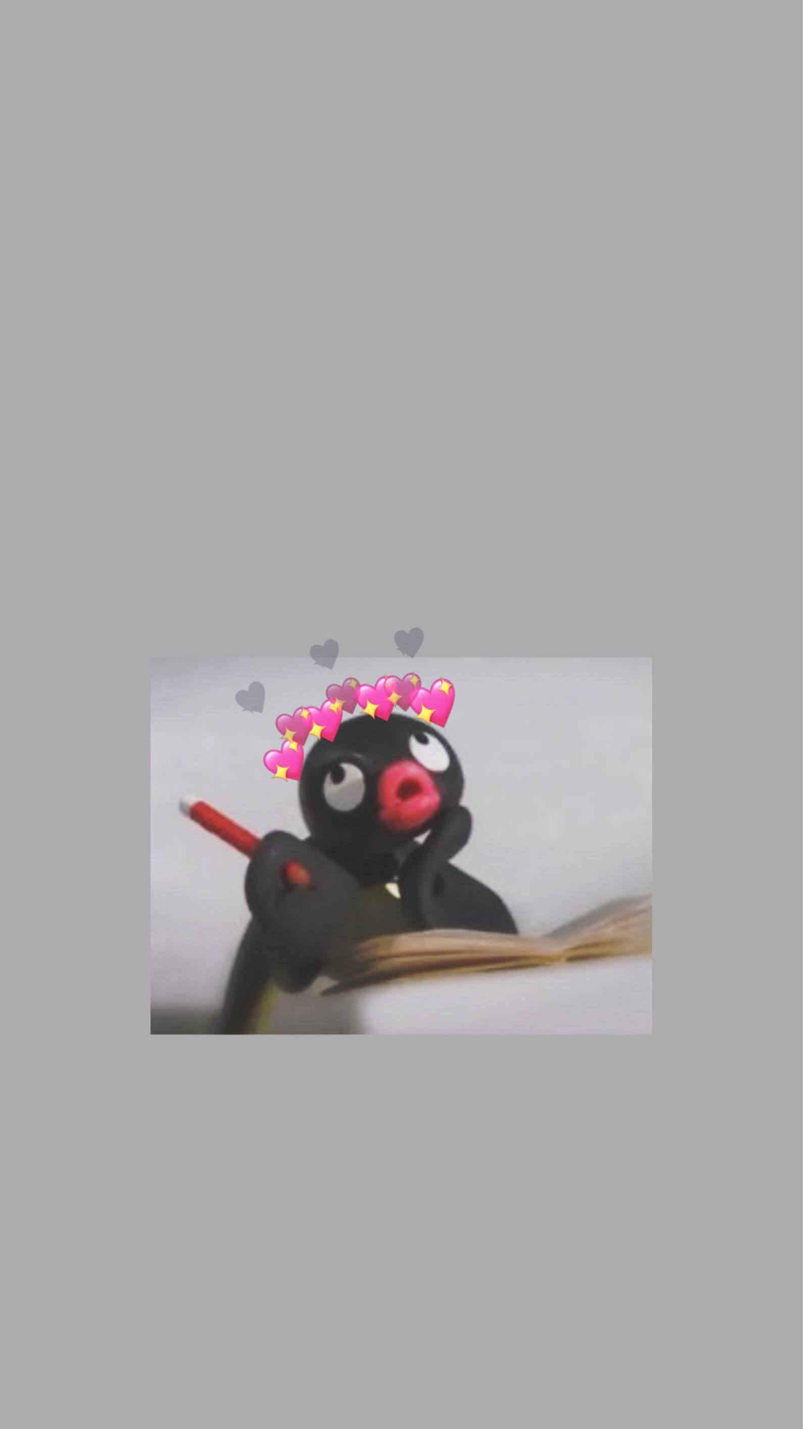 Pingu學習梗圖 壁紙 — 一隻可愛的黑色卡通鳥，有粉紅色的喙，拿著一支紅色鉛筆在一本打開的書上方，戴著一個帶有漂浮心形的粉紅色心形皇冠。