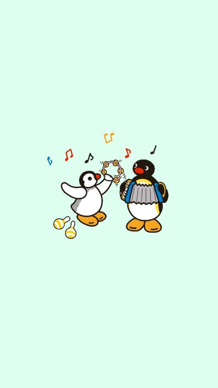 Pingu與Pinga彈奏音樂 壁紙 — 兩隻卡通企鵝在柔和的薄荷綠色背景上，伴隨著飄浮的音符，歡快地演奏沙槌和手風琴。