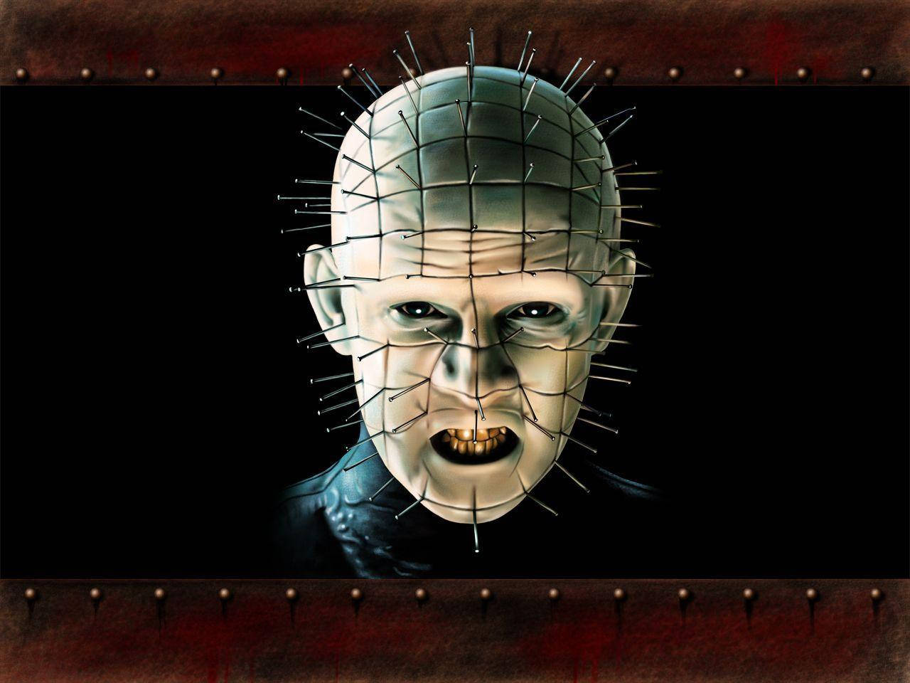 酷炫 Pinhead 壁紙 — Pinhead 嘅近距離特寫，佢嘅臉上嵌入咗大頭針，背景係深色，由鉚釘皮革框住。