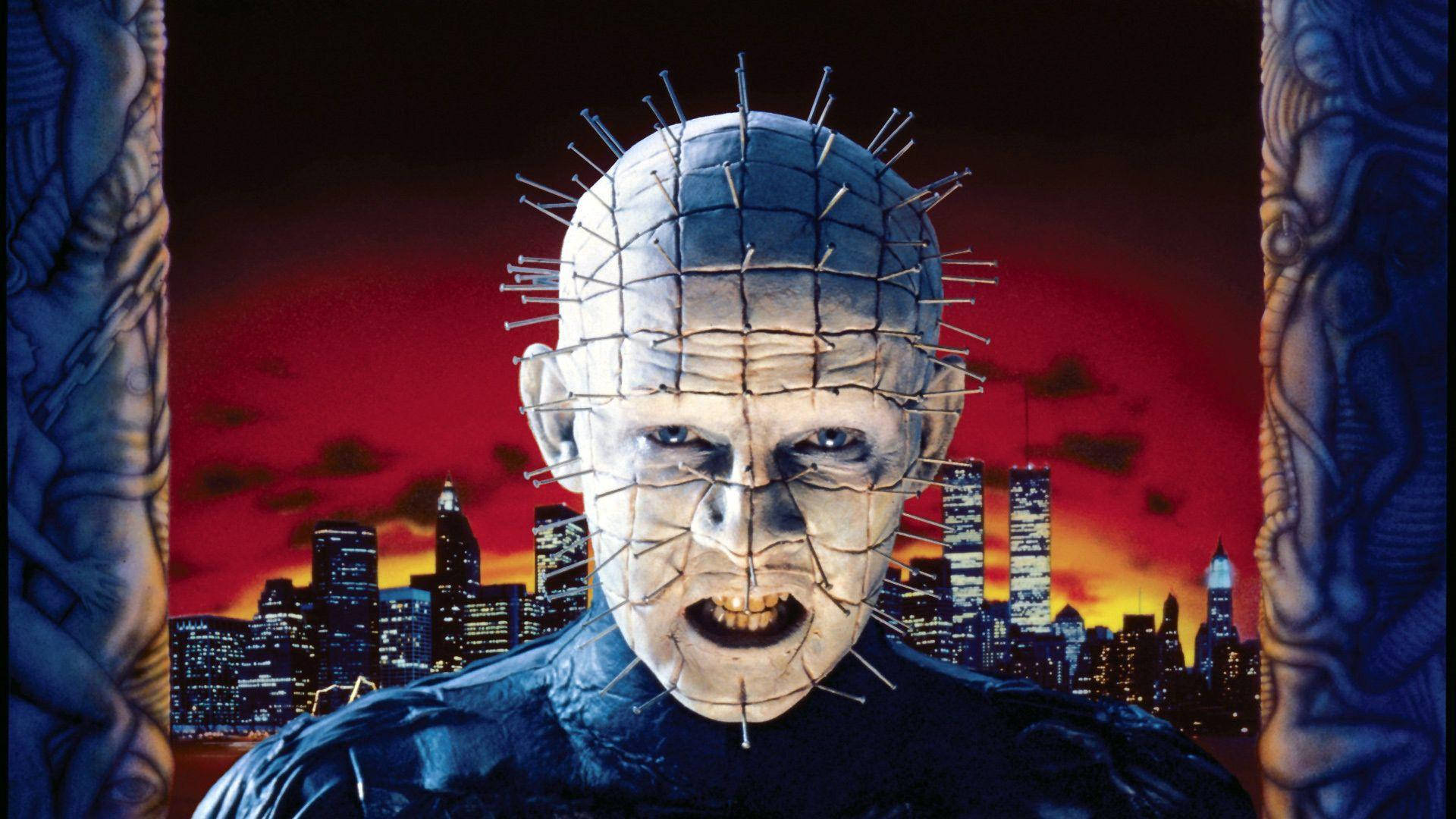 Pinhead 地獄現世 壁紙 — 針頭從門口威脅地凝視著黃昏時分火熱的城市天際線。