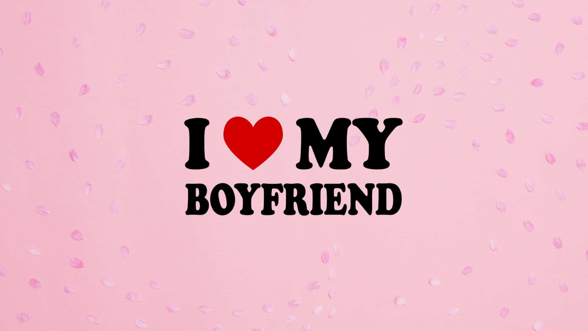  壁紙 — 粉紅色背景，散落花瓣，粗體黑色文字寫著 I heart my boyfriend，被愛包圍。