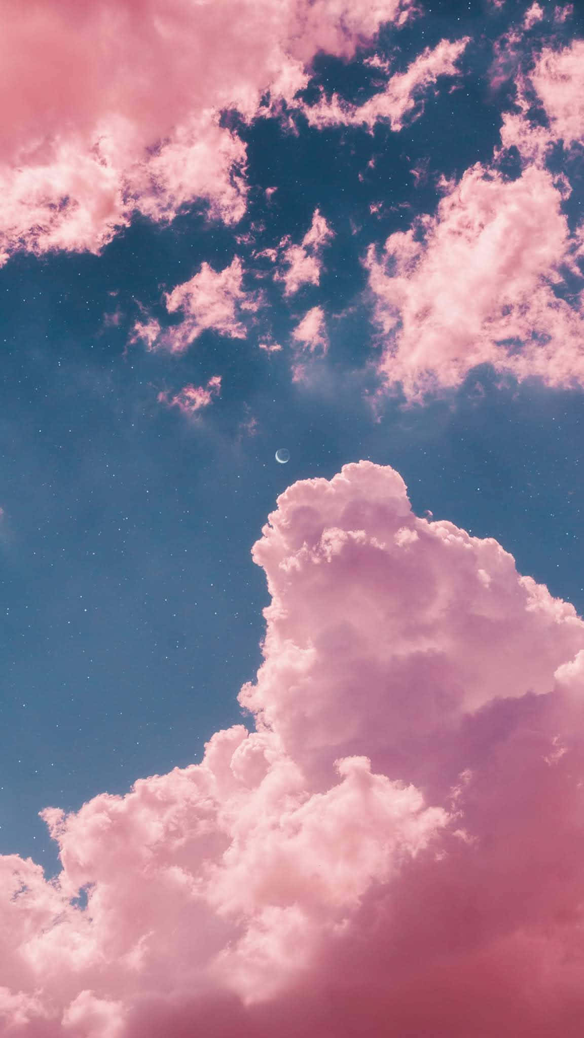 Pink Cloud 桌布 壁紙 — 粉紅色的雲朵在點綴著星星和彎月的深藍色天空中飄移。