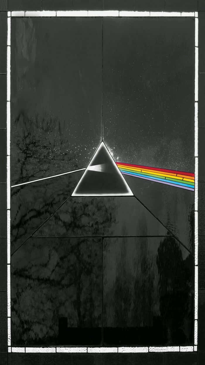 Pink Floyd《月之暗面》經典專輯封面 壁紙 — 一幅黑白彩色玻璃窗描繪了一個棱鏡將光線分裂成鮮豔的彩虹，背景是黑暗的天空。