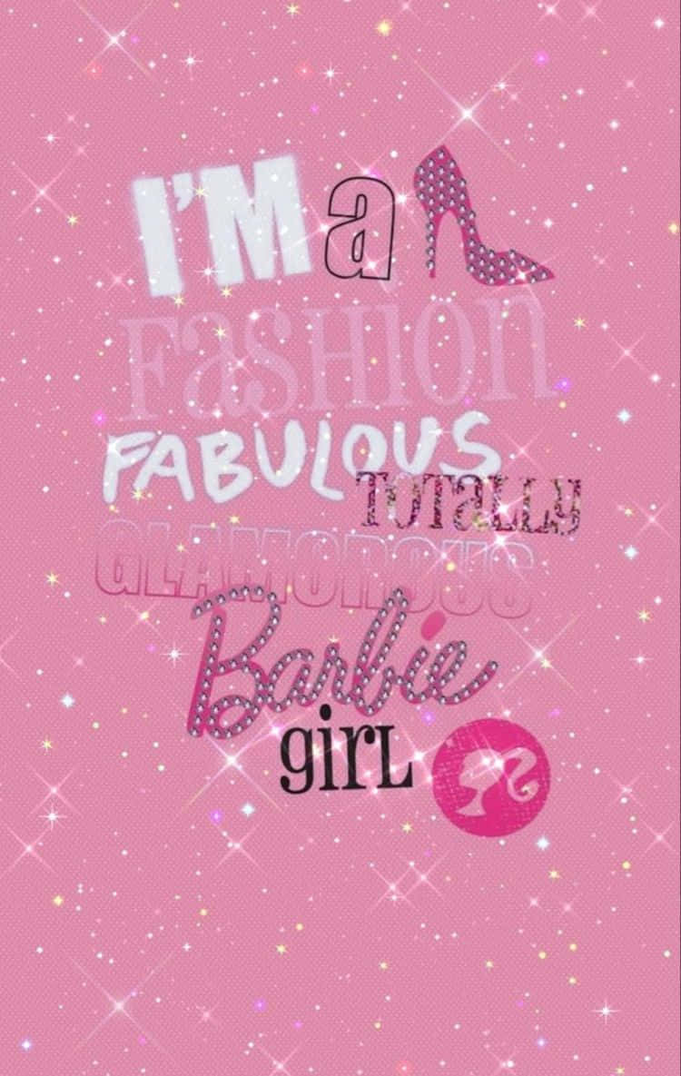 Glitter Barbie Aesthetic 桌布 壁紙 — 粉紅色閃粉牆紙，上面有粗體文字寫著「I'm a Fashion Fabulous Totally Glamorous Barbie Girl」和高跟鞋圖標。