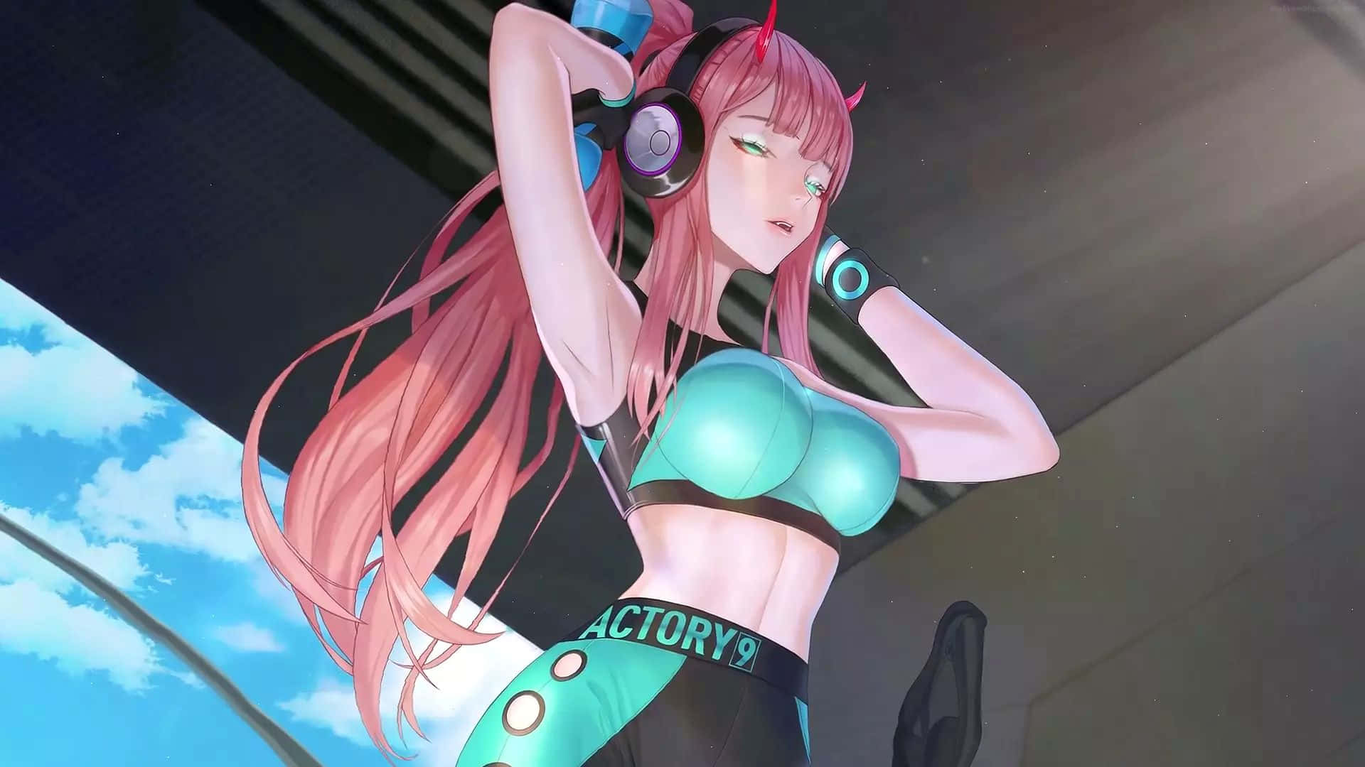  壁紙 — 一位粉紅色頭髮的動漫女孩戴著耳機和惡魔角，在藍天背景下自信地擺姿勢。