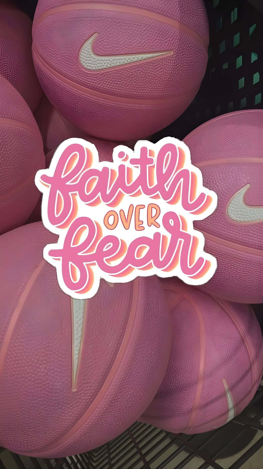  壁紙 — 粉紅色Nike籃球堆疊在架子上，帶有鮮豔的 'faith over fear' 圖形覆蓋層。