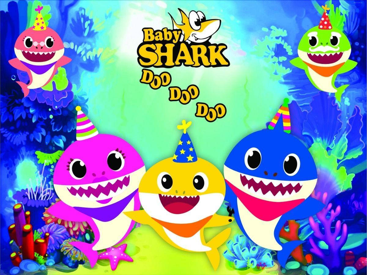 Baby Shark 和朋友們戴著派對帽在色彩繽紛的珊瑚礁中游泳。