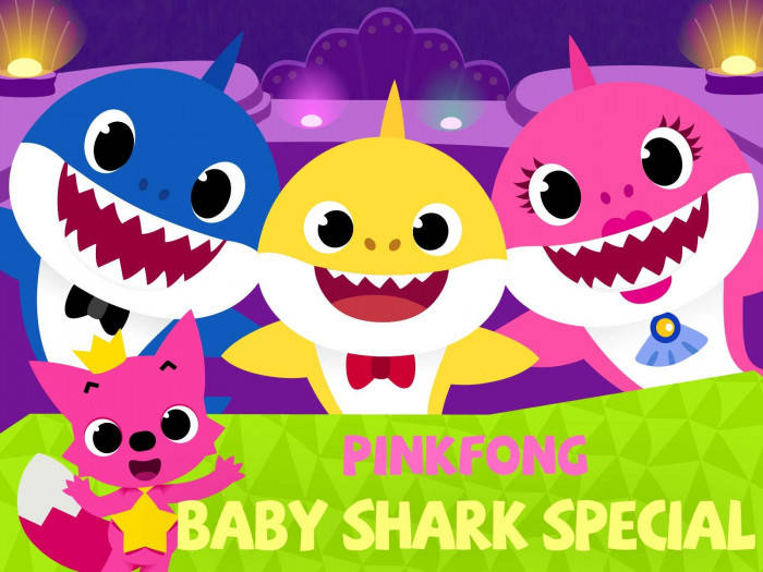 Baby Shark 角色和一隻狐狸在色彩繽紛的舞台上表演。