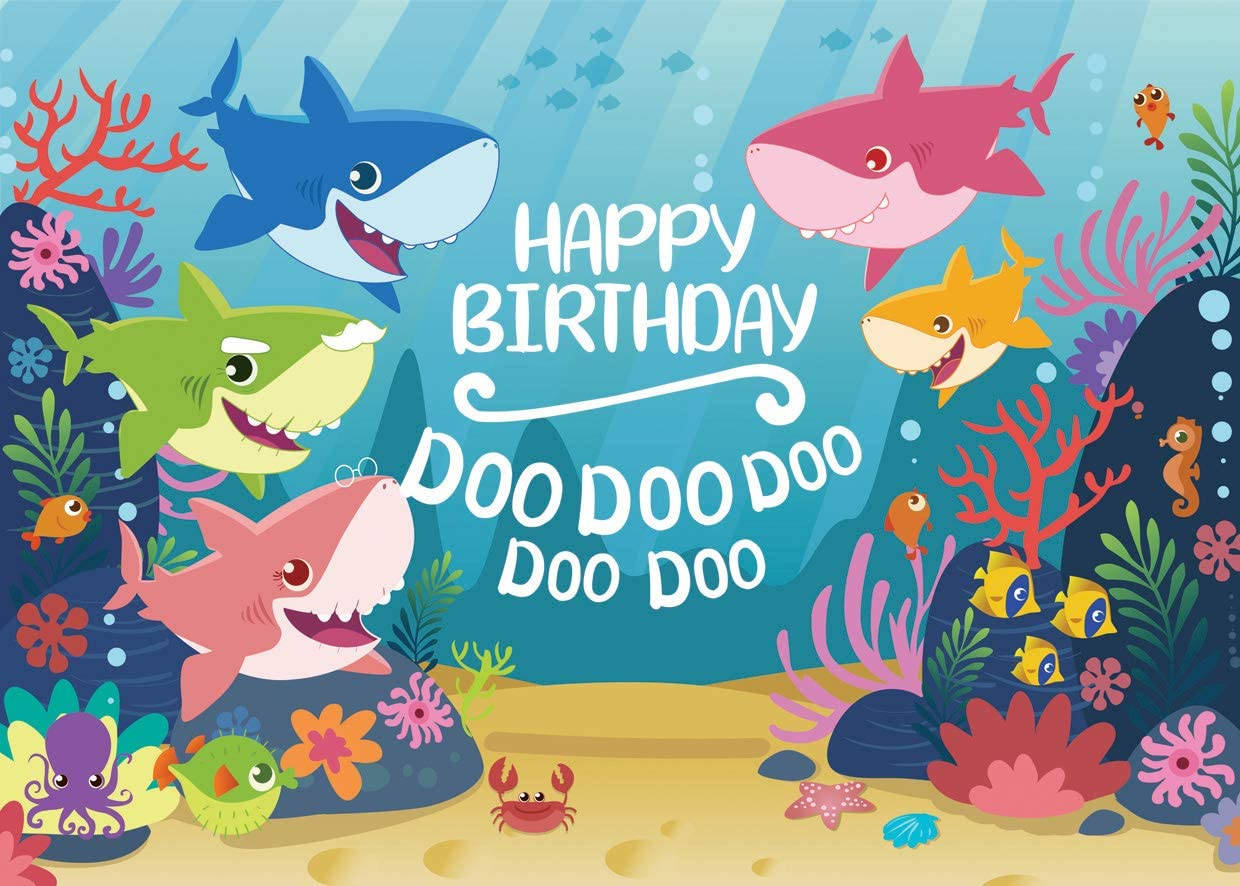 Pinkfong Baby Shark 生日快樂 壁紙 — 色彩繽紛的卡通鯊魚和海洋生物在水下慶祝生日，並帶有節日文字。