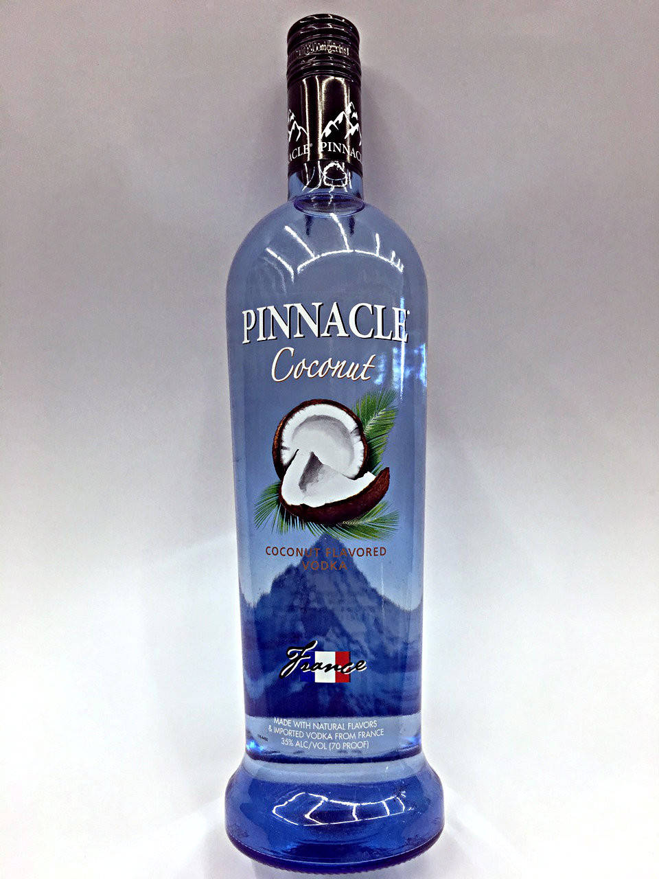 熱帶風味 Pinnacle 椰子伏特加 壁紙 — 一個高藍色樽的Pinnacle Coconut伏特加，置於純白色背景中央，帶有清晰標籤和椰子圖案。