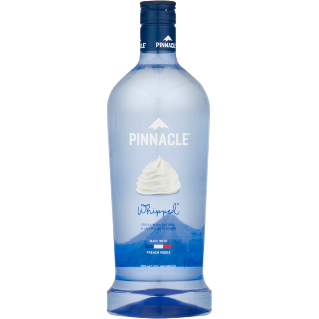 標題：Pinnacle 伏特加 — 豪華品味 壁紙 — 一個時尚的藍色 Pinnacle Whipped 伏特加酒瓶孤立在純白色背景上，標籤上有忌廉漩渦和山脈標誌。