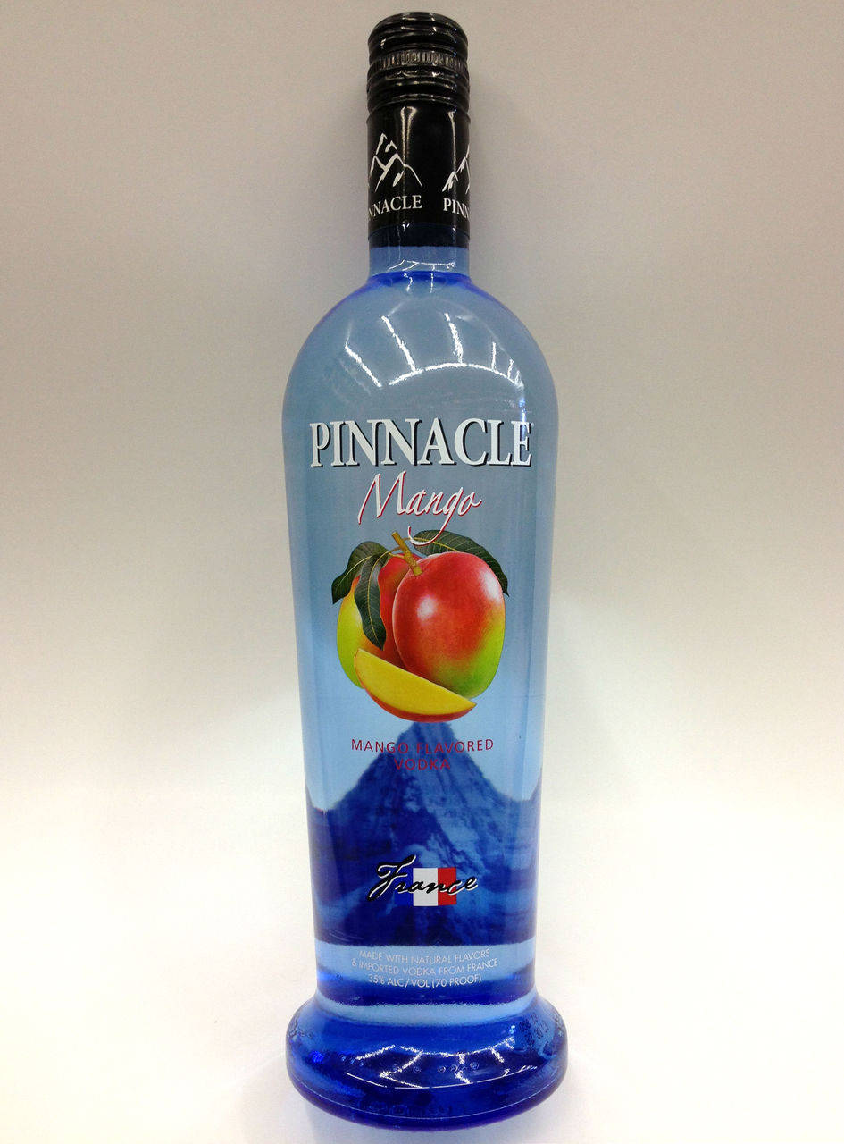 異國風味，順滑體驗 - Pinnacle Vodka 芒果 壁紙 — 一瓶藍色玻璃瓶的Pinnacle芒果味伏特加直立於純白色背景前。