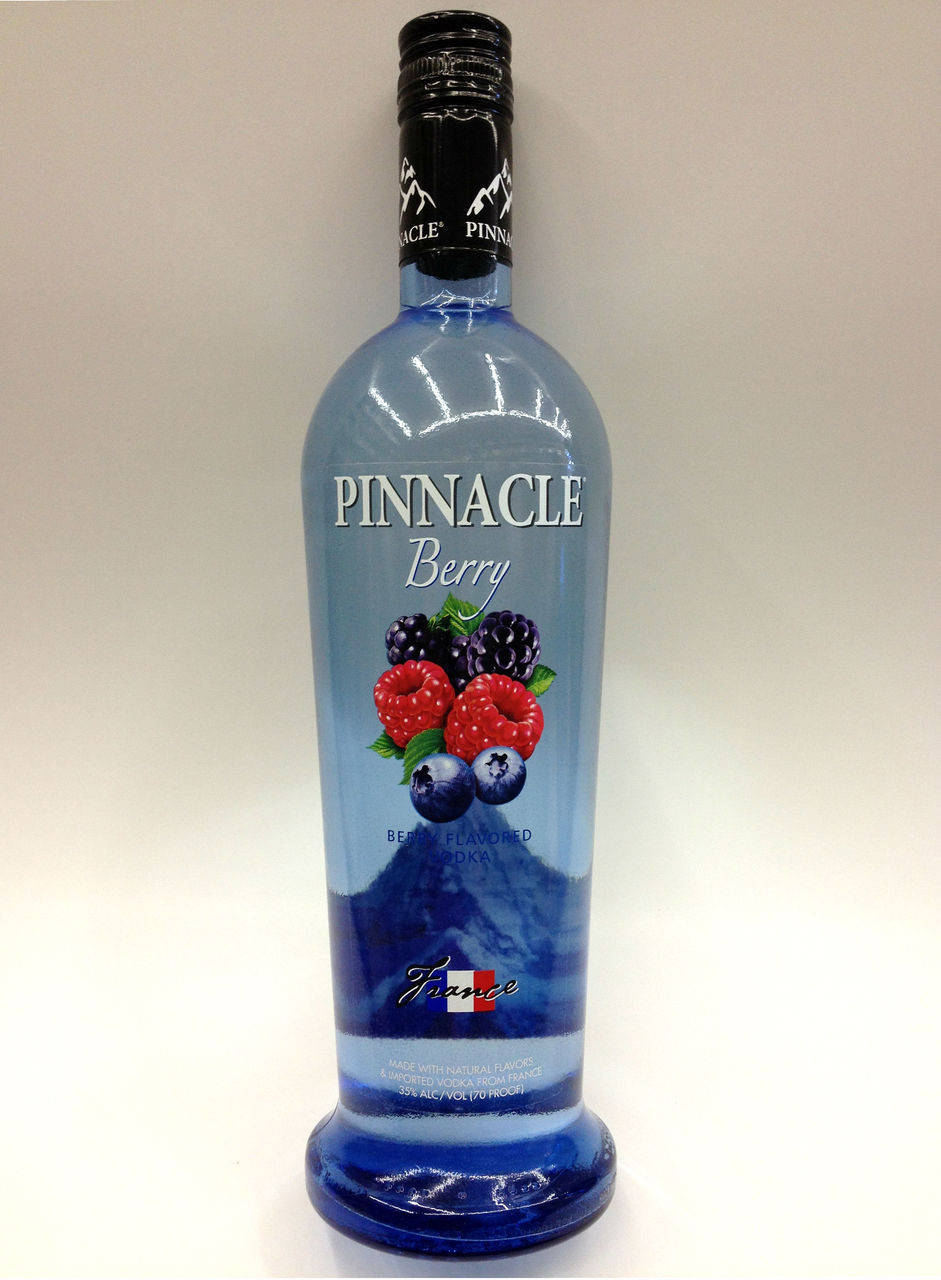 Pinnacle Vodka 草莓風味 壁紙 — 一個藍色玻璃瓶的Pinnacle Berry伏特加，帶有水果插圖和山脈設計，背景為純白色。