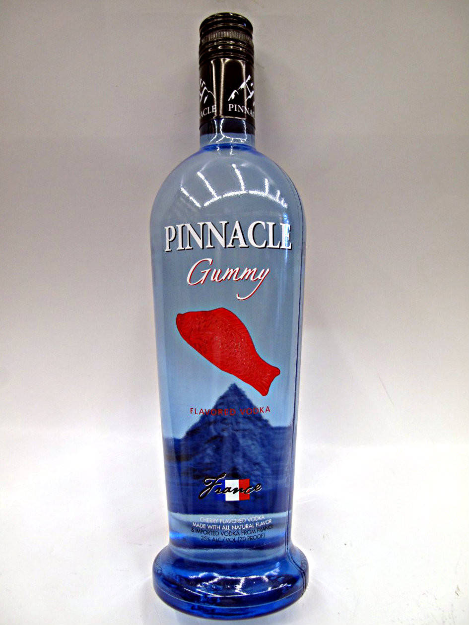 Pinnacle Vodka 軟糖風味 - 沉浸甜蜜享受 壁紙 — 一個藍色玻璃瓶的Pinnacle Gummy口味伏特加，帶有紅色軟糖熊圖案，立在純白色背景前。