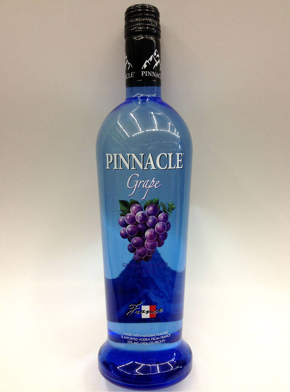 藍色瓶裝Pinnacle Grape伏特加酒，帶有葡萄插圖和法國標籤。