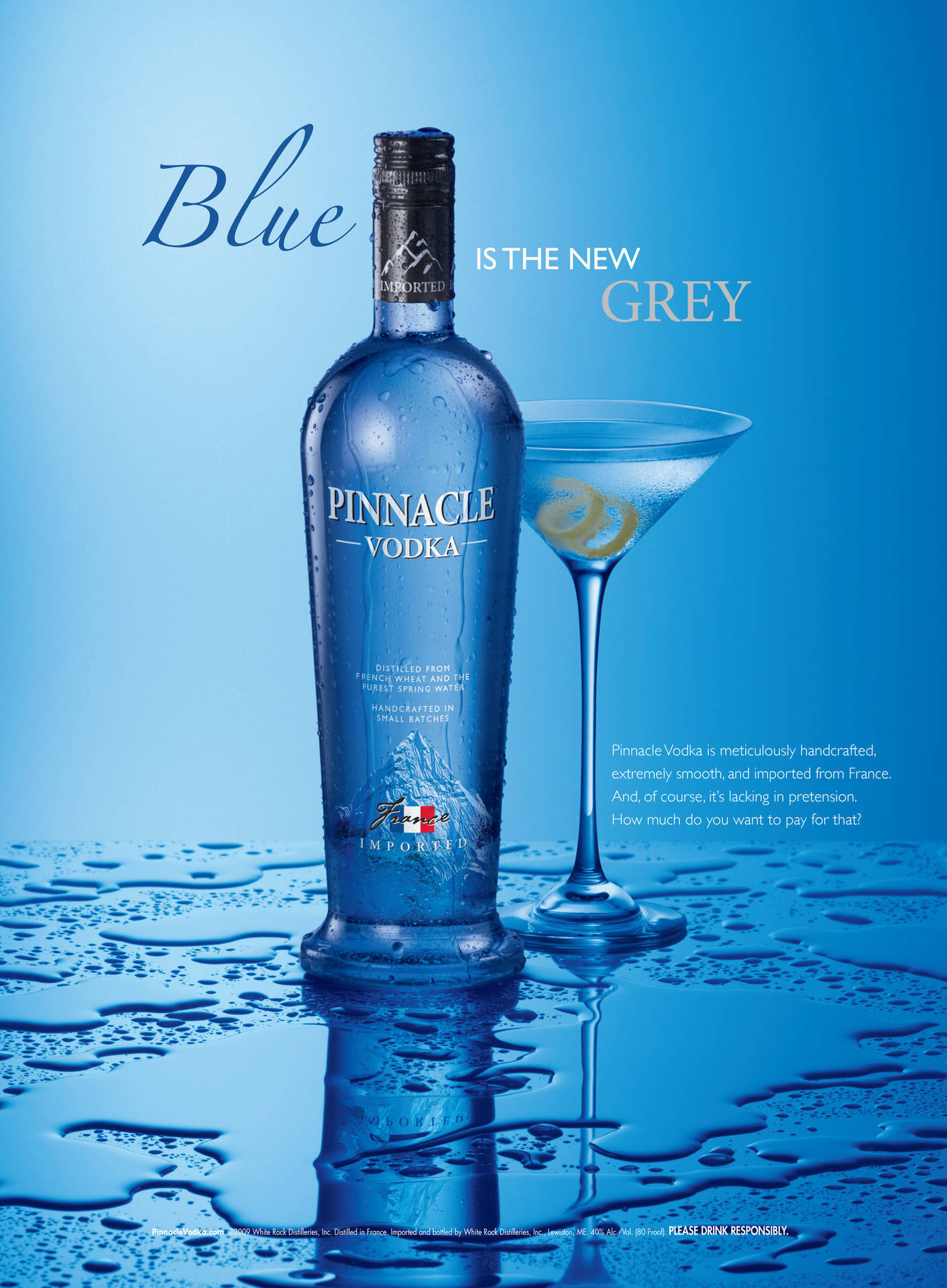 藍色Pinnacle Vodka酒瓶和馬提尼杯在濕潤表面上，帶有藍色漸變背景。