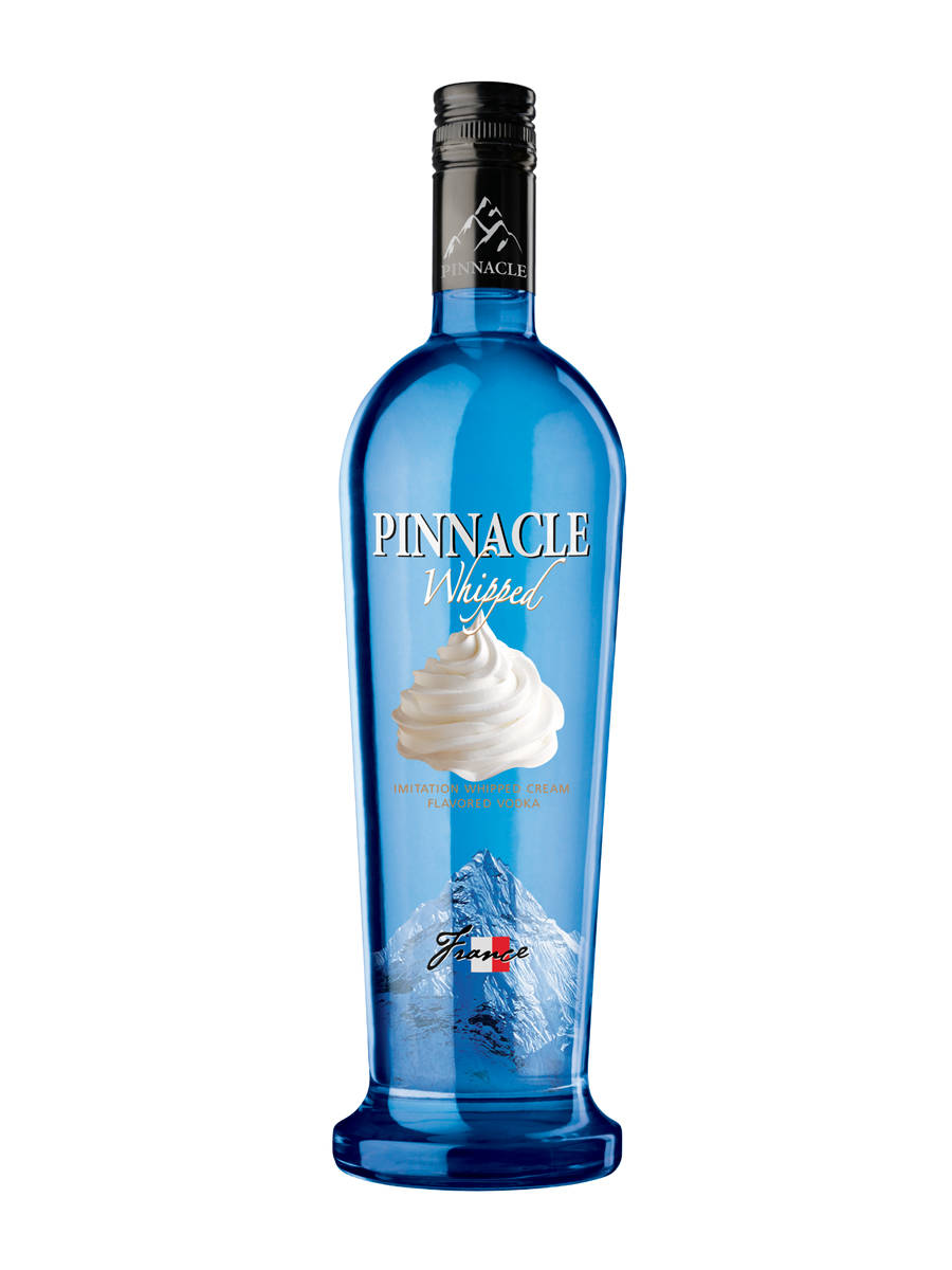 藍色伏特加酒瓶，標有Pinnacle Whipped，帶有奶油和山脈圖像。