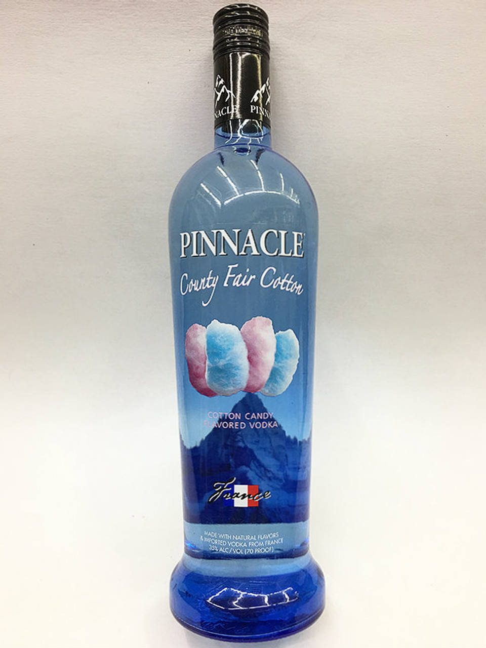 藍色伏特加酒瓶，標有 Pinnacle County Fair Cotton，帶有棉花糖設計。