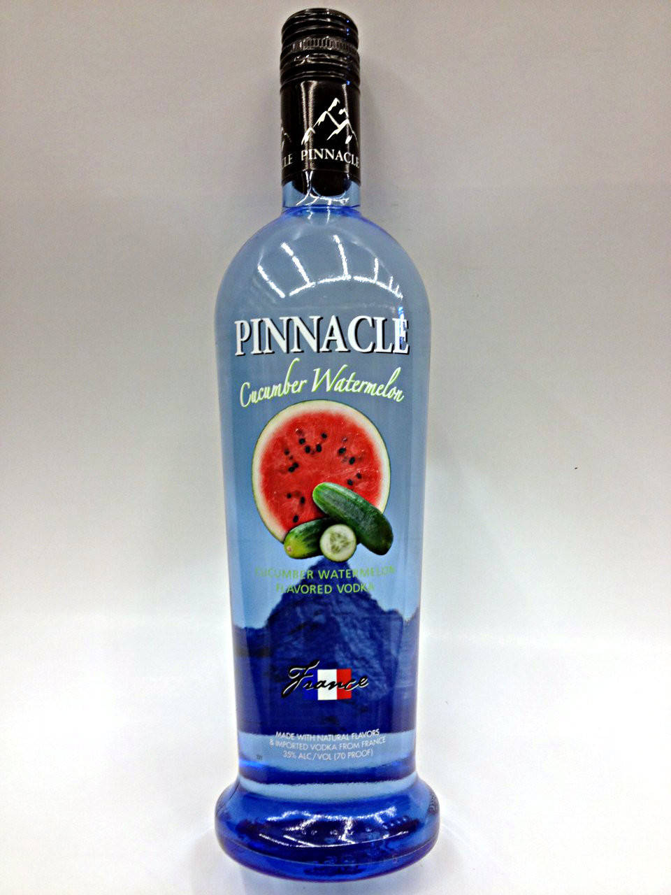 藍色 Pinnacle 青瓜西瓜味伏特加酒瓶，帶有水果圖案。