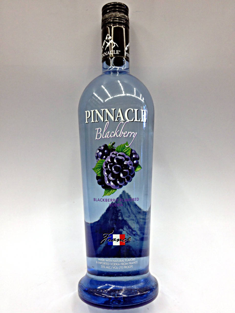 藍色 Pinnacle Blackberry 伏特加酒瓶，帶有黑莓插圖和法國國旗。