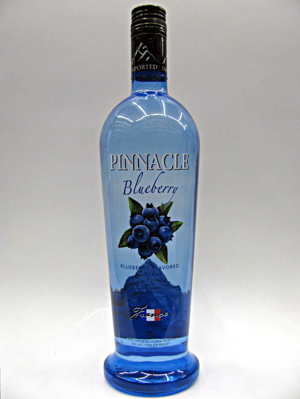 藍色瓶裝Pinnacle Blueberry伏特加，帶有藍莓插圖和黑色瓶蓋。