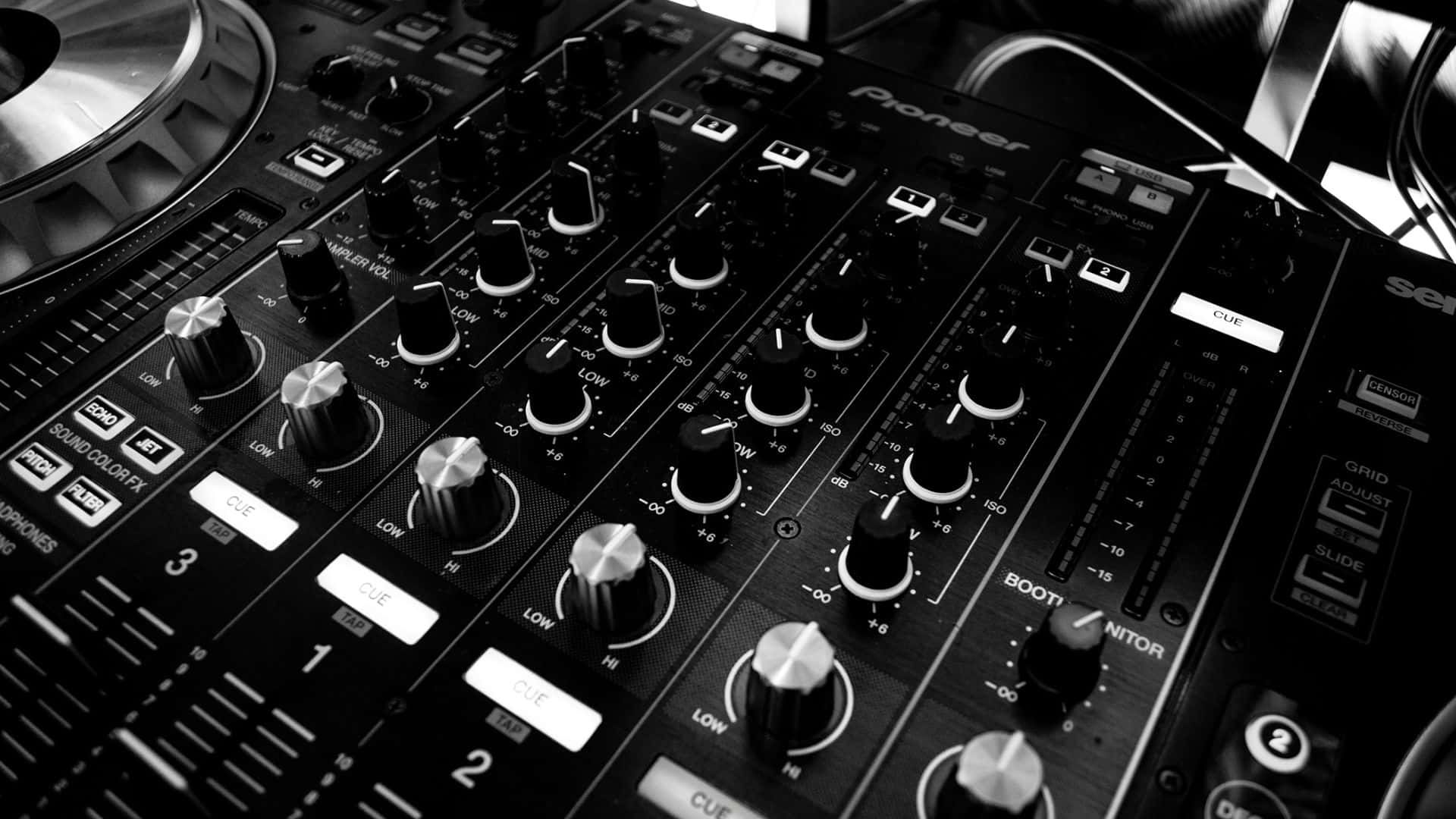 Black And White Music 桌布 壁紙 — Pioneer DJ 混音器的黑白特寫鏡頭，旋鈕、推子及唱盤轉盤清晰對焦。