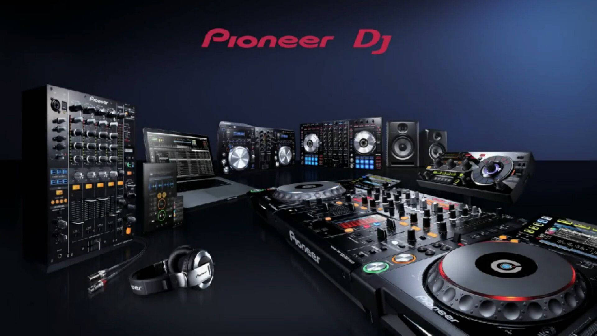 在深色反光表面上使用Pioneer設備的專業DJ設置。