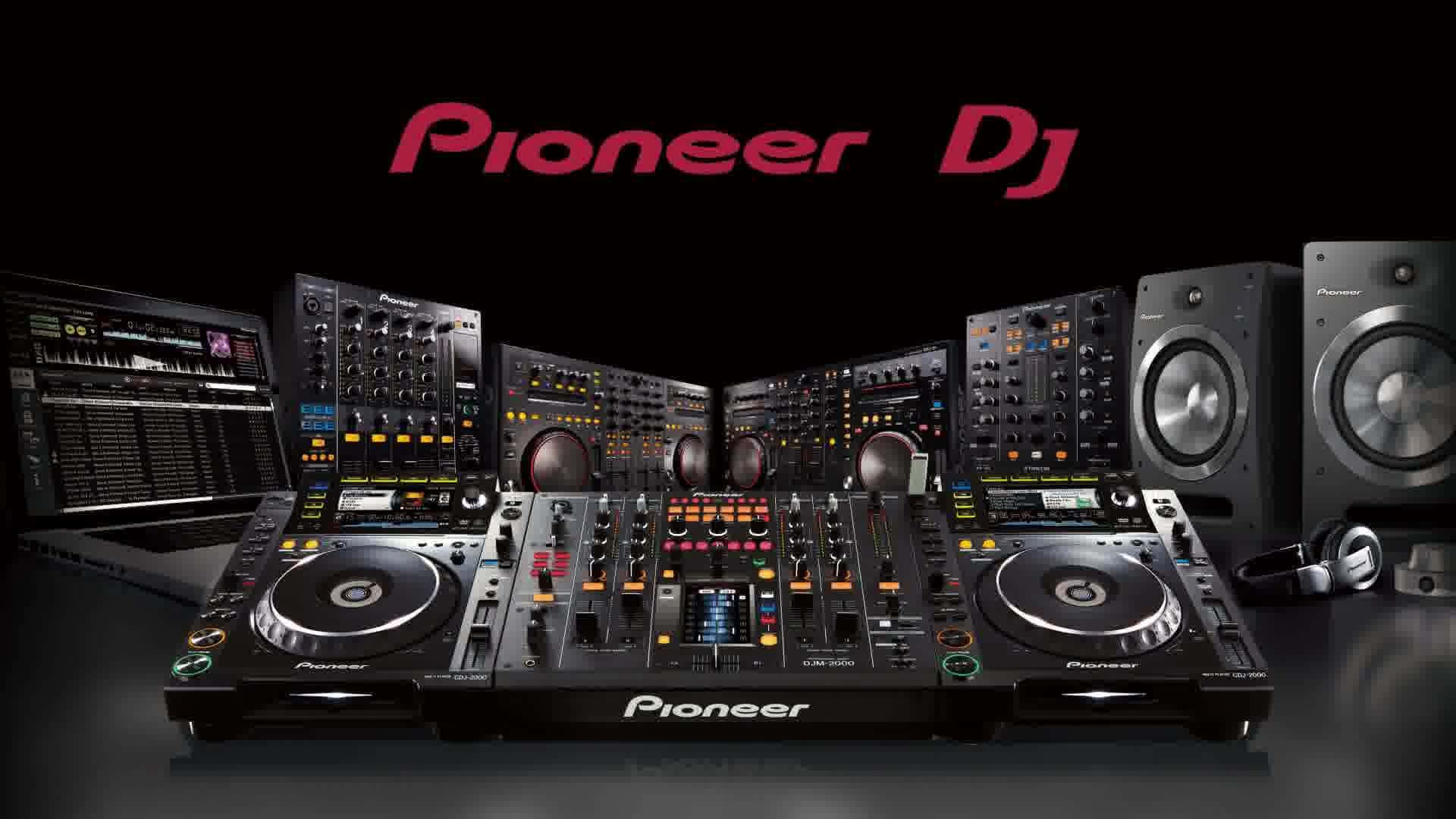 Pioneer DJ音樂設置與揚聲器圖 壁紙 — 專業Pioneer DJ設備，包括唱盤、混音器和揚聲器，為高科技音樂表演而佈置。