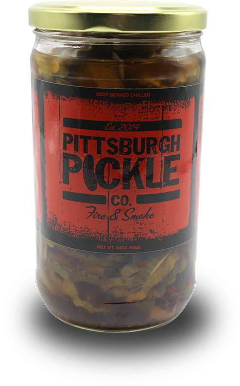 Pittsburgh Pickle Company火煙味酸菜罐頭 壁紙 — 一個玻璃罐裝的 Pittsburgh Pickle Co. 火與煙燻泡菜，金色蓋子和紅色標籤，黑色背景。