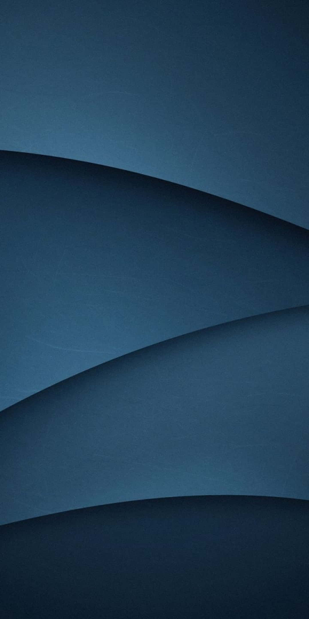 Pixel 3 最簡背景：流暢藍線 壁紙 — 深藍色調中流暢的曲線，以柔和漸變營造出極簡抽象構圖。
